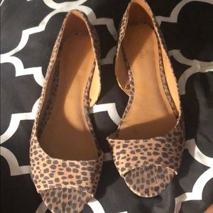 Leopard print Old Navy peep toe flat size 10.